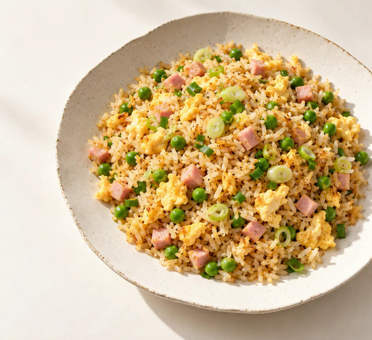 Recettes chinoises faciles : riz sauté façon cantonais aux œufs et petits pois